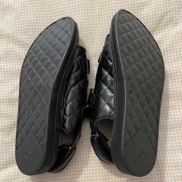 Quilted sandals sz US11 NWT vegan leather. - Picture 3 of 4